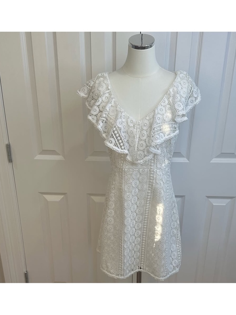 French Connection White Crochet Lace Ruffle V-Neck Mini Dress — Size 8